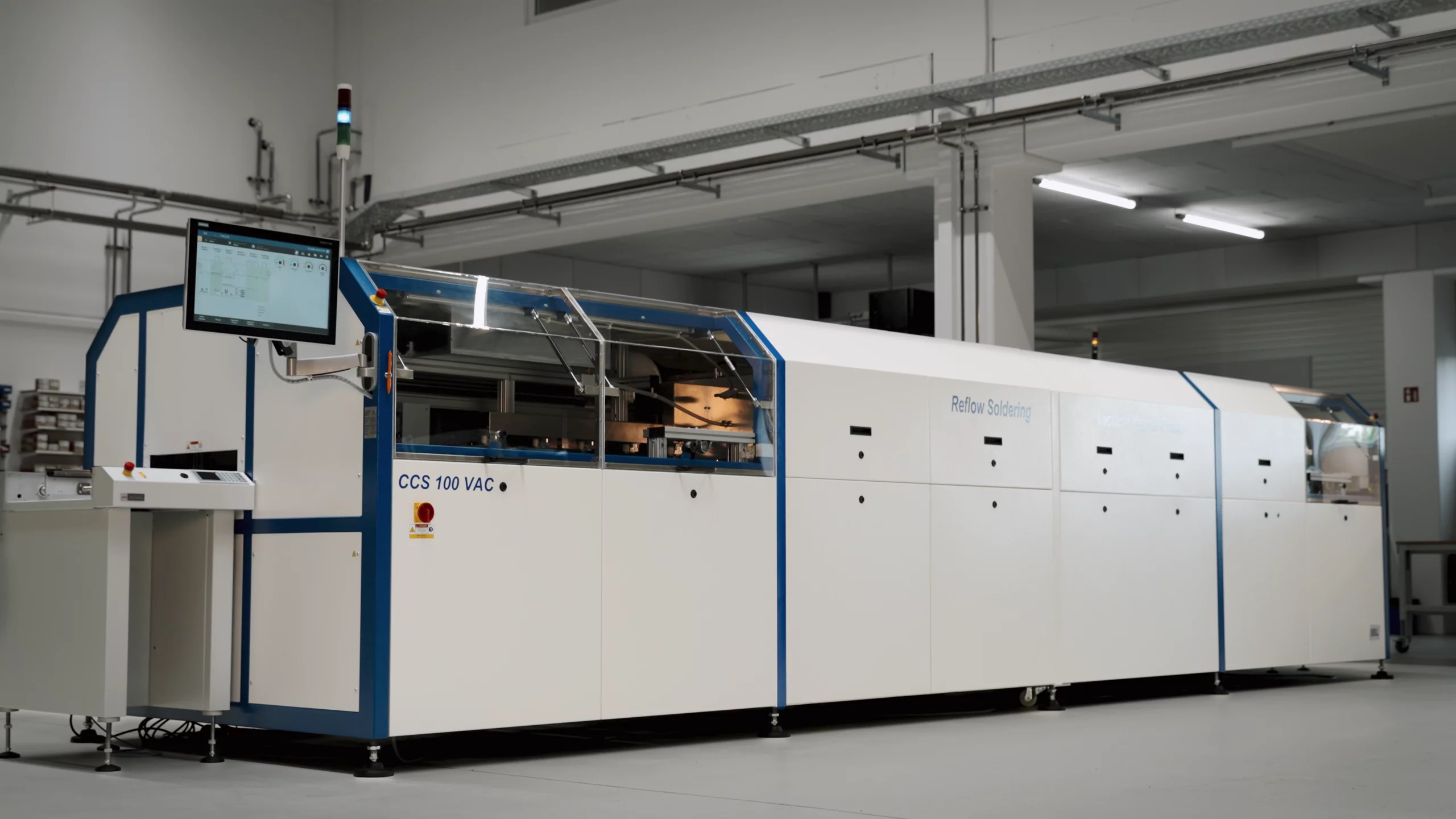 IBL CCS100 VAC Dampfphasenlötanlage in der Produktionshalle